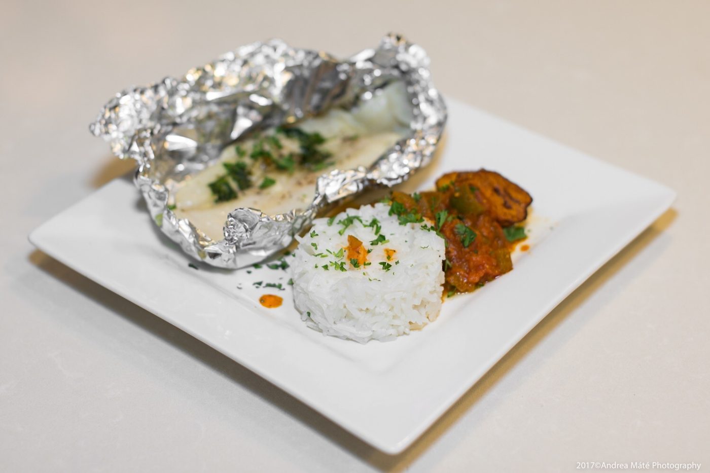 Fish baked in foil with white rice and stewed plátanos